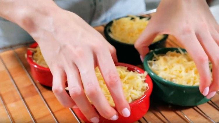 Cospargi il formaggio grattugiato alla julienne.