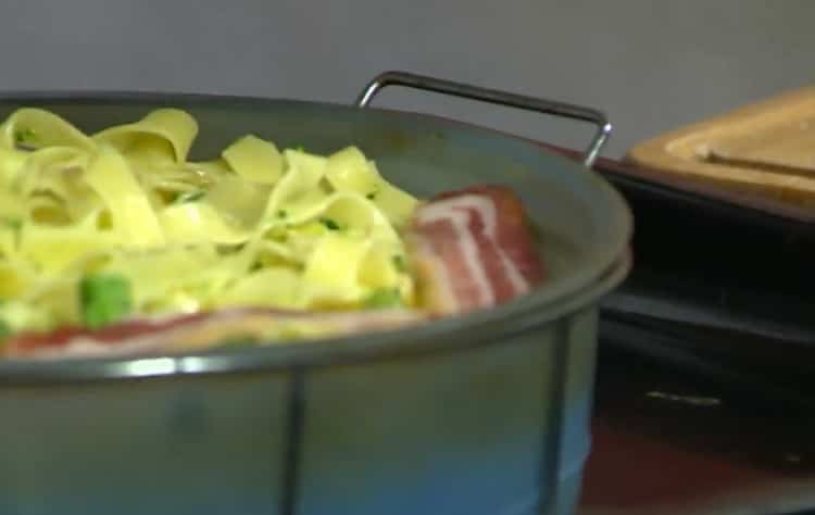 Per preparare i noodles, metti gli ingredienti in uno stampo