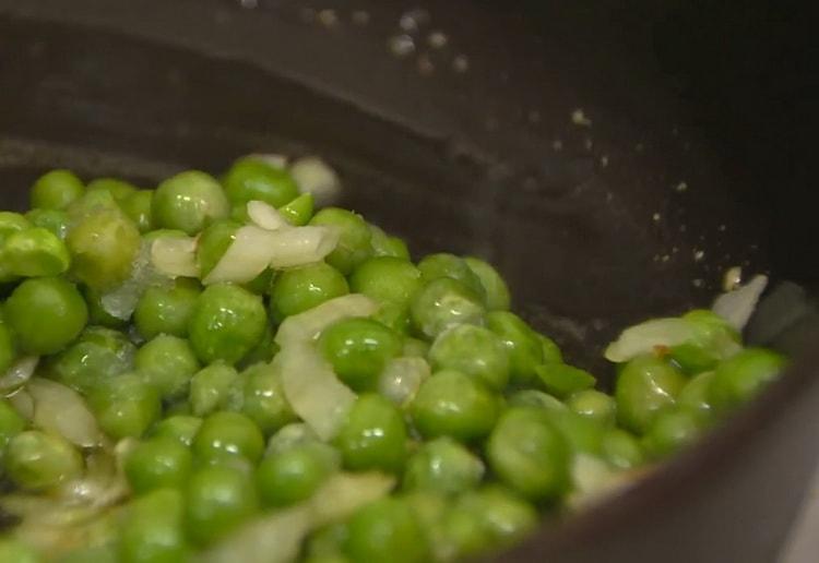 Friggi le verdure per preparare le tagliatelle