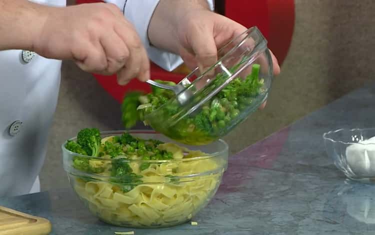 Mescola gli ingredienti per preparare le tagliatelle.