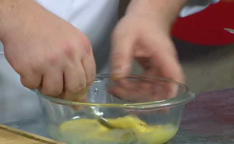 Per preparare i noodles, prepara uno stampo