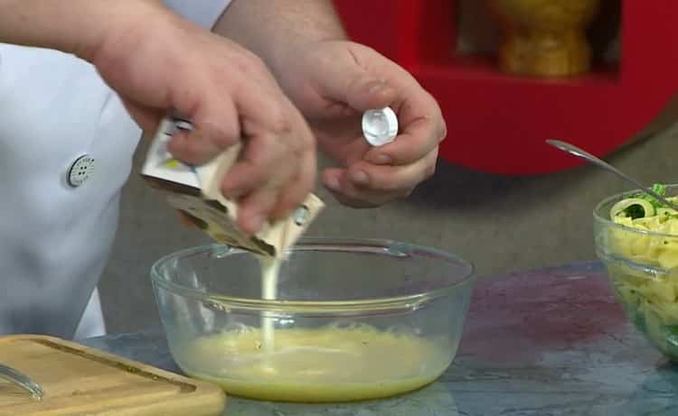 Per preparare i noodles, prepara il ripieno