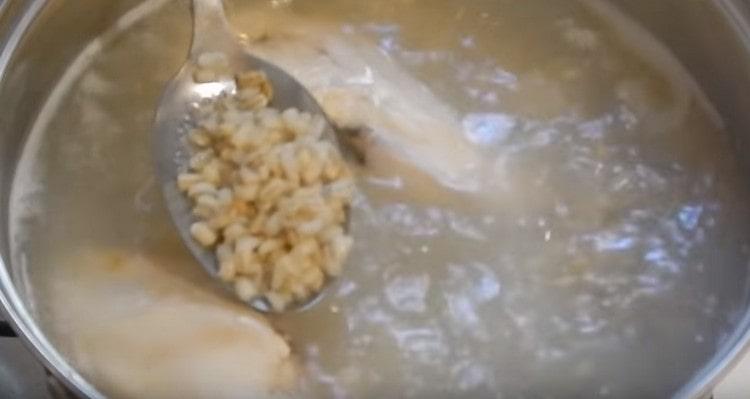 Quindi abbiamo parlato di come cucinare l'orzo in acqua senza ammollo.