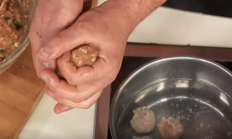 Formiamo polpette di carne macinata e la mettiamo in acqua bollente.