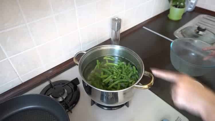 Bollire l'acqua per preparare i fagioli.