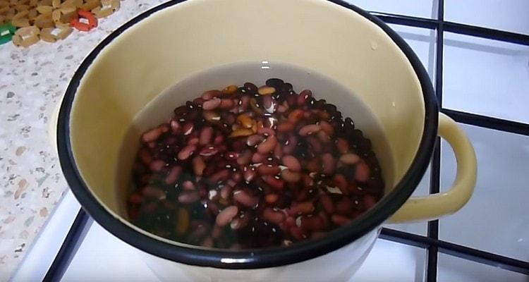 Versare i fagioli con acqua e cuocere fino a quando saranno teneri.