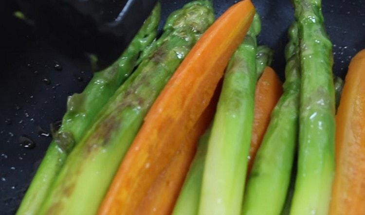 Trasferiamo le verdure bollite nella padella e soffriggiamo leggermente.