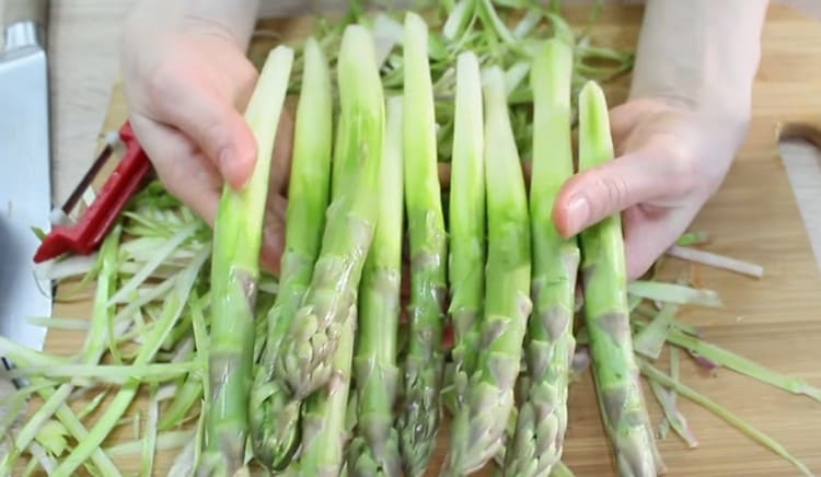 Puliamo gli asparagi.