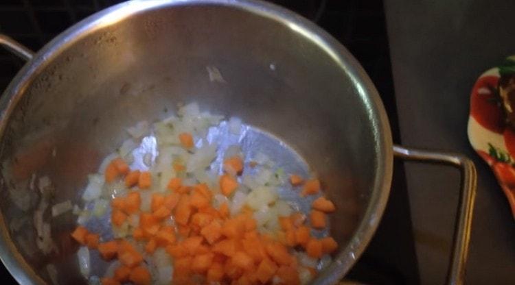 Idagdag ang diced carrot sa sibuyas.