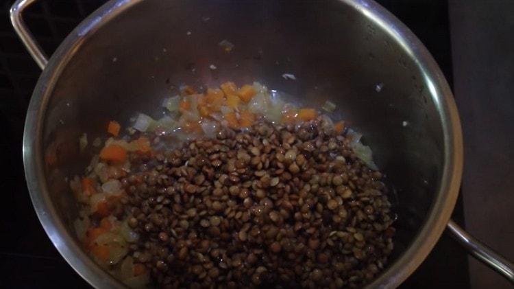 Ngayon ilagay ang mga lentil sa kawali.