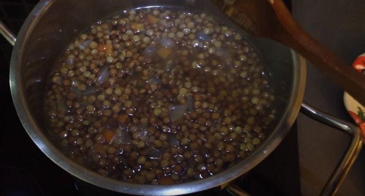 sa gitna ng proseso ng pagluluto, kailangan mo ring asin ang mga lentil upang tikman.