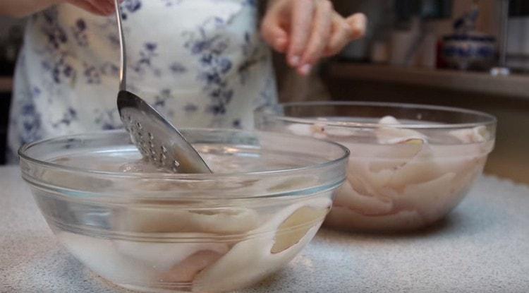 Spostiamo i calamari dall'acqua bollente all'acqua fredda.