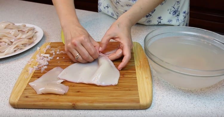 Puliamo i calamari dall'interno e dai piatti di chitina.