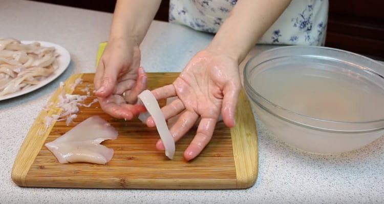 Tagliare i frutti di mare in strisce o anelli.