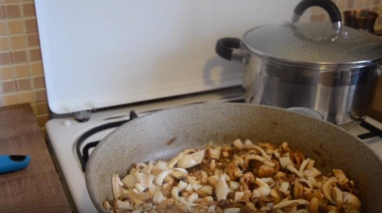 Mescolare tutti gli ingredienti in una padella.