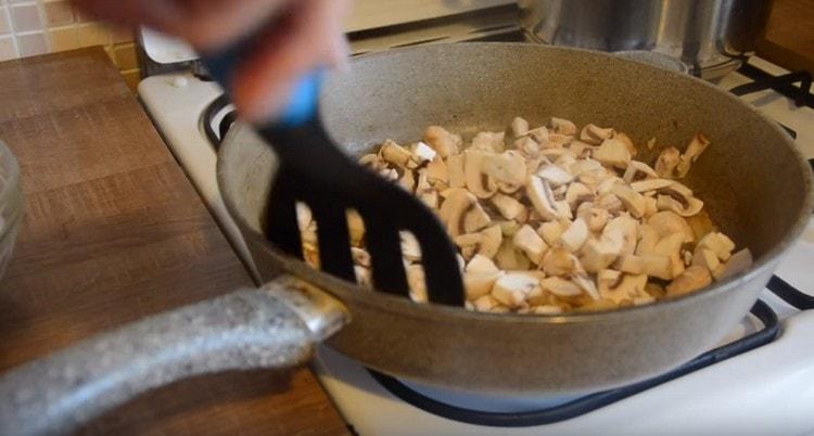 Aggiungi i funghi alla cipolla.