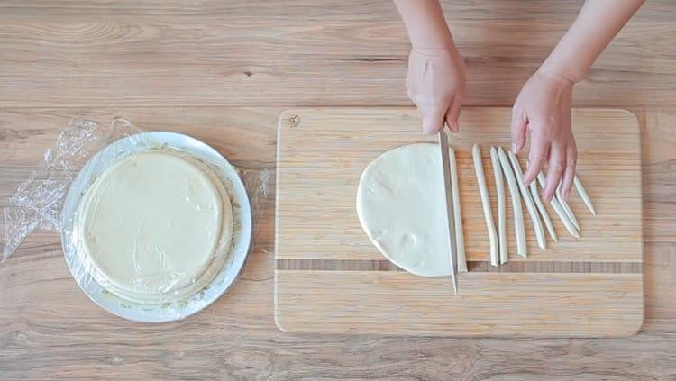 Prendi una torta e tagliali.