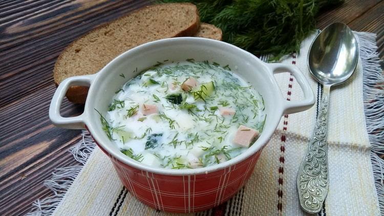 Okroshka classica con salsiccia in acqua secondo una ricetta graduale con foto