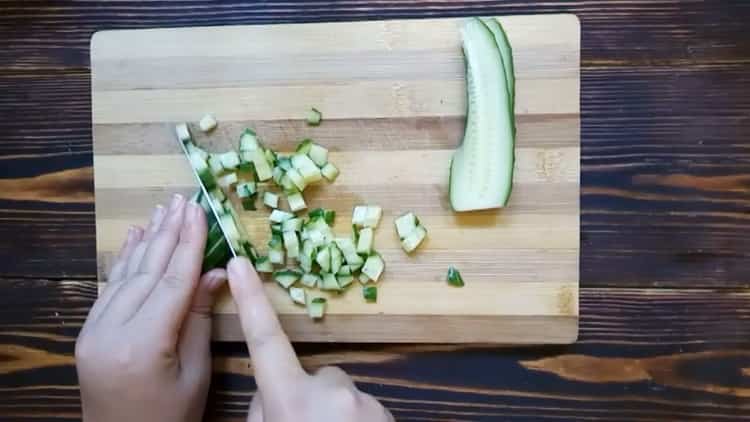 Per preparare l'okroshka, prepara gli ingredienti