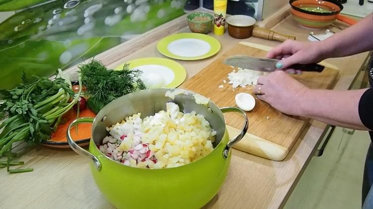 Per cucinare okroshka, tritare le uova