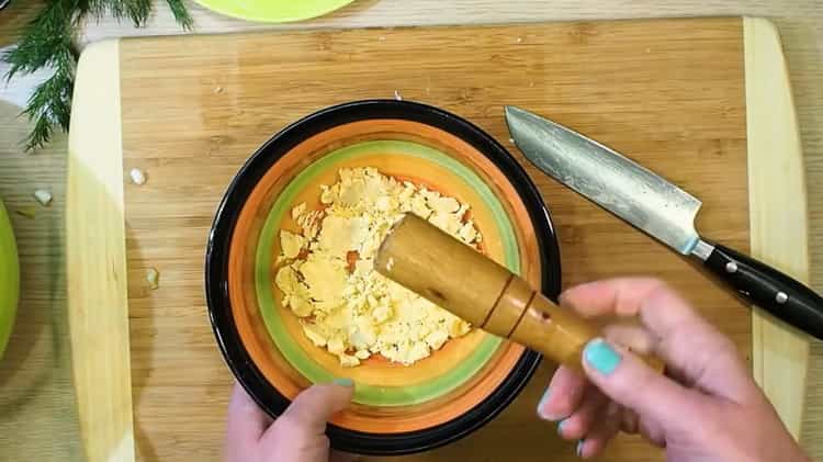 Macina il tuorlo per preparare l'okroshka