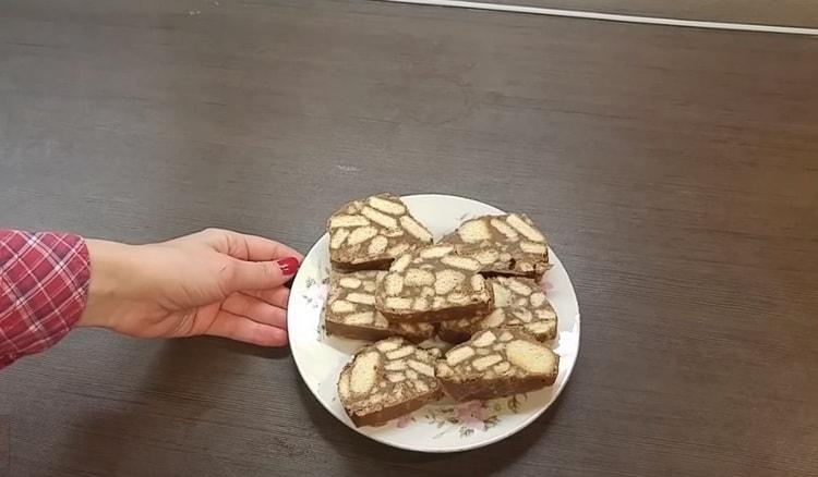 La deliziosa salsiccia fatta di biscotti e cacao è pronta.