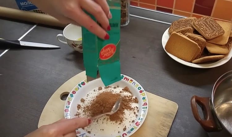 Mescolare lo zucchero con il cacao.