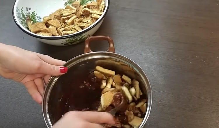 Metti i biscotti nella massa di cioccolato, mescola.