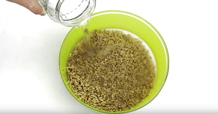 immergere l'orzo in acqua in modo che i cereali si gonfino.