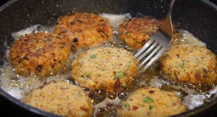 Friggere le cotolette in olio vegetale su entrambi i lati.