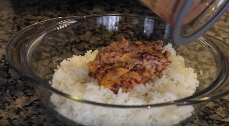 Mescolare la massa di fagioli con riso precedentemente bollito.