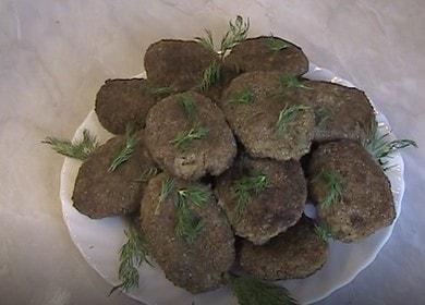 Cucinare deliziosi tortini di lenticchie secondo una ricetta passo-passo con una foto.