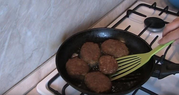 Sa magkabilang panig, magprito ng mga cutlet sa langis ng gulay.