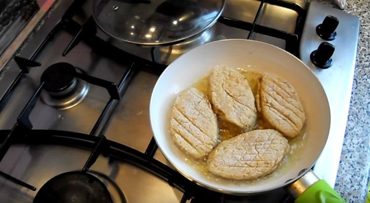 Distribuiamo i prodotti formati in una padella ben riscaldata con olio vegetale.