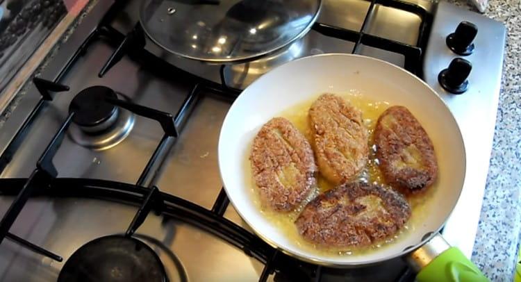 Friggere polpette di lenticchie su entrambi i lati.