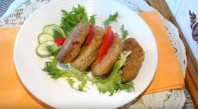 Le cotolette di lenticchie delle lenticchie possono essere servite con verdure.