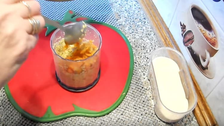 Aggiungi le verdure fritte alle lenticchie e macina di nuovo.