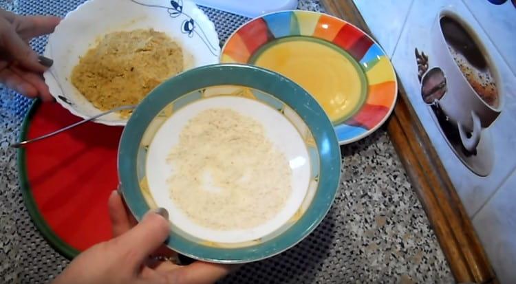 Prepariamo la farina integrale con crusca per impanare le cotolette.