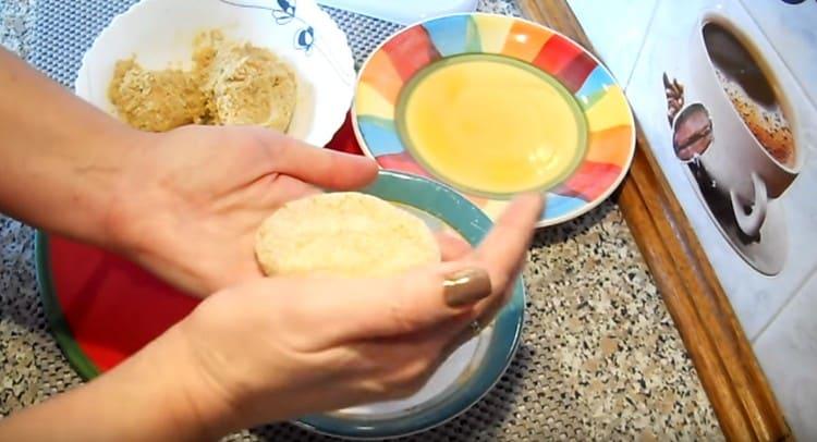 Formiamo le cotolette e le arrotoliamo nell'impanatura.