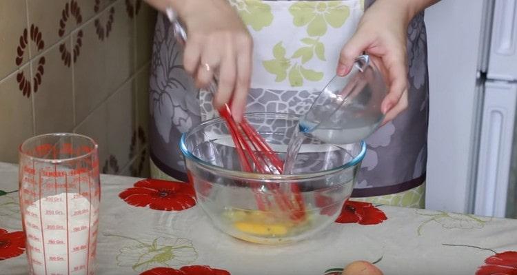 Sbattiamo l'uovo con l'aglio, aggiungiamo acqua.