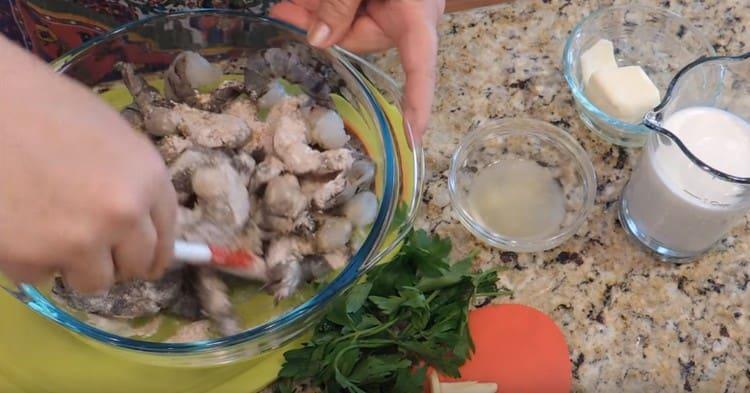 Aggiungi le spezie ai frutti di mare e mescola.