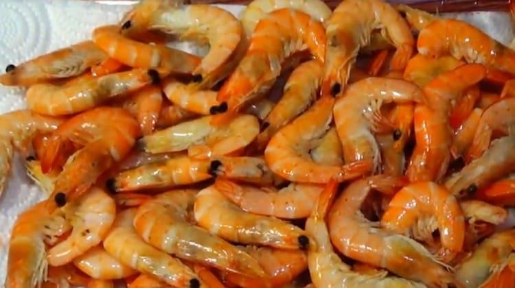 Spostiamo i frutti di mare lavati su tovaglioli di carta.