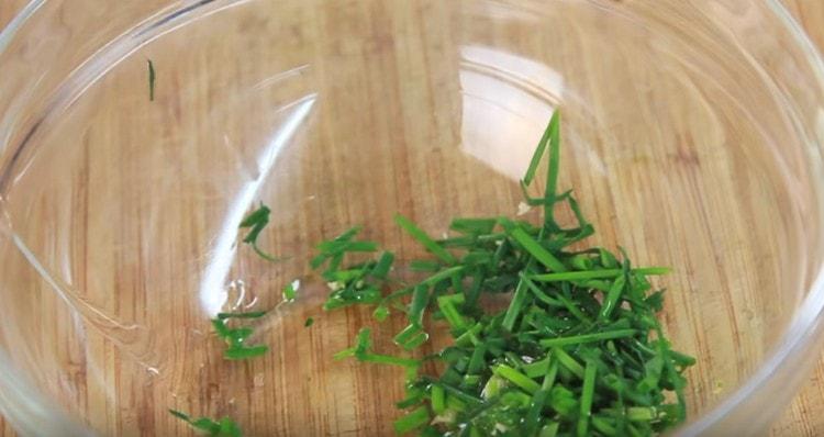 Macina cipolle, aglio e mescolale con olio vegetale.