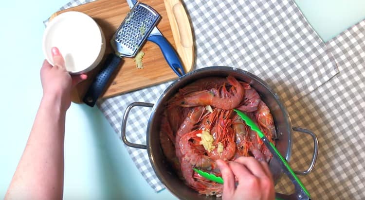 Aggiungi aglio, zenzero, olio vegetale e sale e mescola i frutti di mare.