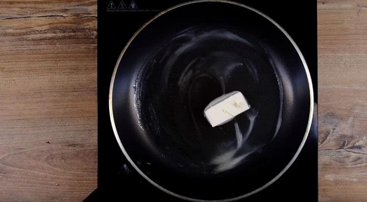 Per preparare i crostini, scalda la padella con il burro.