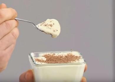 Stiamo preparando la crema giusta per il tiramisù con mascarpone secondo una ricetta passo-passo con una foto.