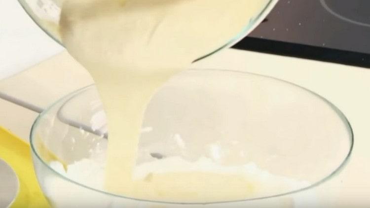 Inilipat namin ang masa na may mascarpone sa mga whipped protein.