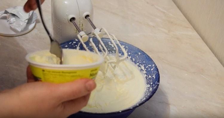 Per due approcci, introduciamo il mascarpone nella panna montata.