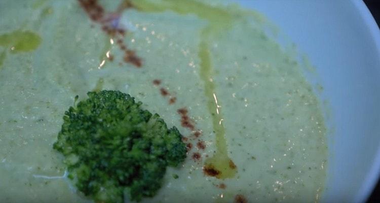 E così puoi servire la zuppa di crema di broccoli.