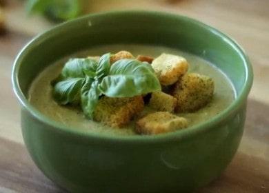 Cucinare una deliziosa zuppa di crema di broccoli con crema secondo una ricetta graduale con una foto